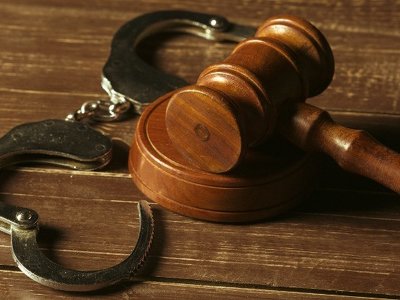 Засуджено чоловіка, який обікрав та зґвалтував жінку й неповнолітню дівчинку