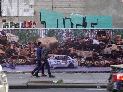 У Нью-Йорку вивісили 20-метрову фотографію кладовища авто в Ірпені