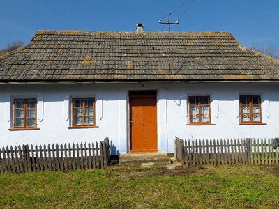 На Хмельниччині на е-торгах за $1000 продають етнохату-мазанку