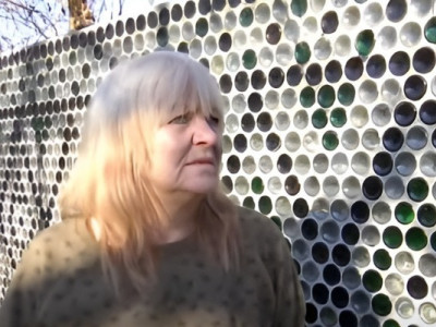 Будинок-термос із десятків тисяч пляшок: українка більше не боїться блекауту