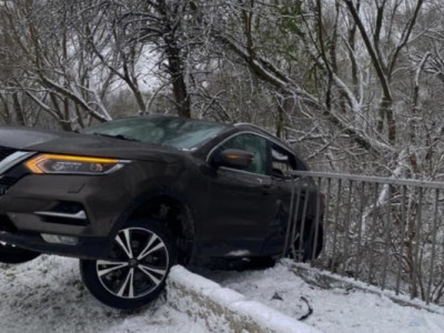 Автомобіль на літніх шинах викинуло на огорожу: фото ДТП з потерпілими