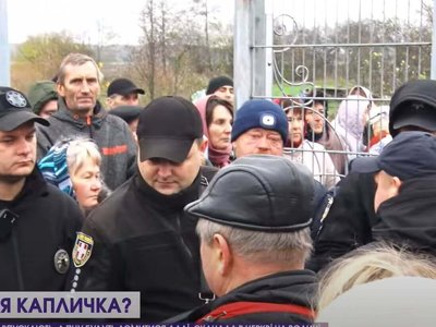 Розбірки під церквою: прихожани МП не впустили поліцію до храму на Волині