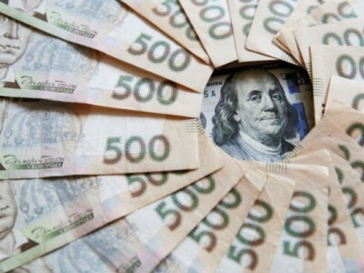 Курс валют в Україні: прямуємо до 40 гривень за долар, купувати чи не варто