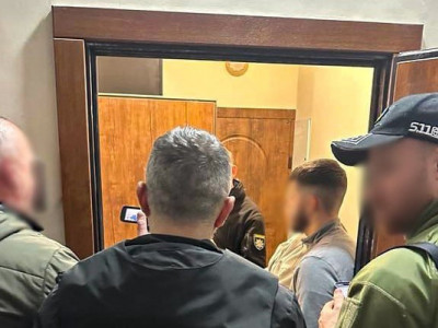 «Білий квиток» та переправлення через кордон за 8 тисяч доларів: запорізькі пол…