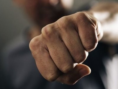 Батько побив неповнолітнього кривдника свого сина