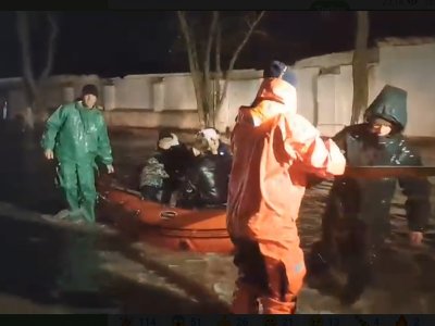 Негода в Криму: у Євпаторії море змило окопи, які росіяни нарили на пляжі. У Балаклаві шторм “вкрав” бар з узбережжя