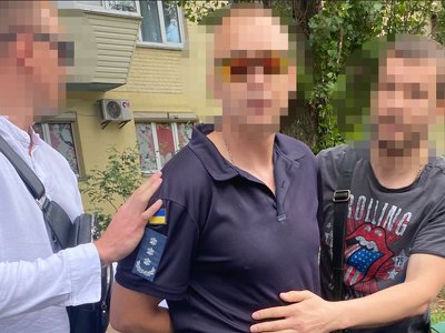 Два посадовці за гроші допомагали військовослужбовцям з демобілізацією за станом здоров’я: їх спіймали на гарячому