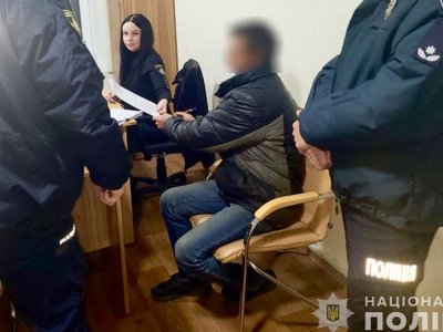 Через ревнощі вдарив ножем у груди: поліцейські Дніпра затримали нападника