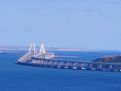 Бонові загородження біля Керченського мосту могло змити штормом – OSINT-аналітик