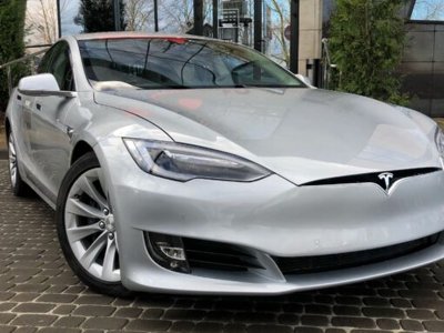 Водій Tesla виграв суд у львівського паркувальника. Департамент ЛМР відшкодує усі збитки