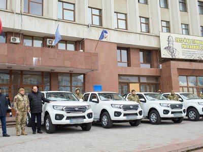 Чотири новенькі пікапи для виконання бойових задач передала Івано-Франківська громада зенітно-кулеметному батальйону
