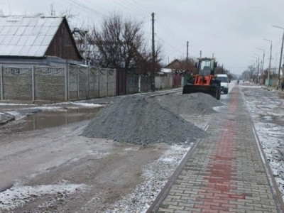 Роботи на розбитій центральній вулиці Зеленого Яру продовжуються