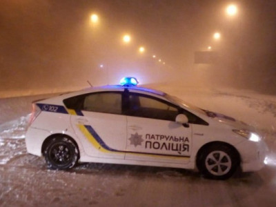 Життя 86-річного чоловіка, який потрапив у снігову пастку, врятували поліцейські та небайдужі громадяни