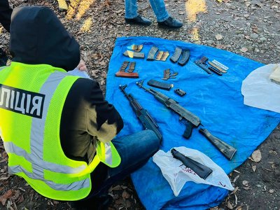 Поліцейські Прикарпаття викрили правопорушника на збуті зброї та виявили схрон з арсеналом боєприпасів: фігуранта оперативно затримали