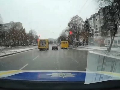 На переході були люди: у Луцьку водій маршрутки пролетів на «червоний». Відео