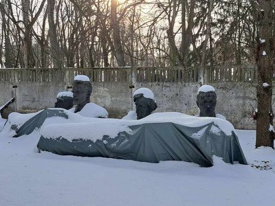 Частина погрудь із Алеї героїв досі перебуває в Чернігівському історичному музеї