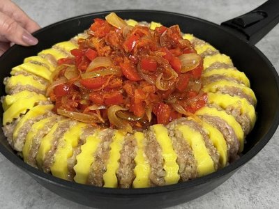 Смачна картопляна запіканка з фаршем та овочами