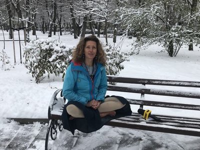 Жінка вже вісім років ходить зимовими вулицями босоніж