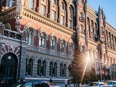 Відсьогодні банки і небанківські фінустанови можуть необмежено продавати валюту населенню