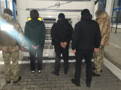 Водій вантажного автомобіля намагався незаконно переправити ухилянта через державний кордон України
