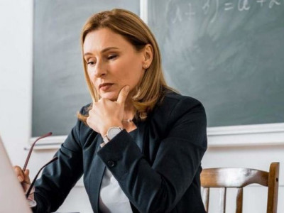 Уже з 1 січня учителям підвищать зарплати. У частини вчителів вона зросте вдвічі