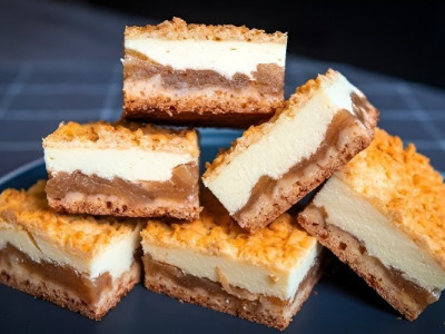 Всі в захваті! Святковий сирник з яблуками та корицею