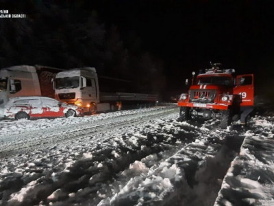 У снігову пастку на Тернопільщині потрапили понад 70 автомобілів. ФОТО