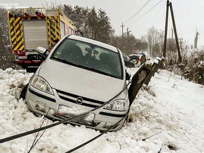 Негода на Тернопільщині спричинила небезпечні ситуації на дорогах – на допомогу прийшли рятувальники