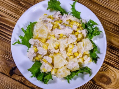 Рецепт Королівського салату: курка з ананасами, огірками та кукурудзою