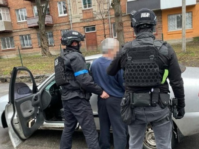 Правоохоронець за гроші сприяв ухилянтам у нелегальній міграції за кордон, йому оголосили підозру