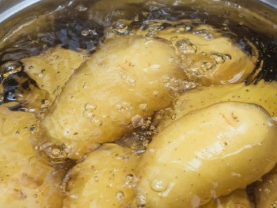 Для чого додавати оцет у воду, в якій вариться картопля