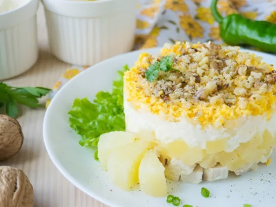 Салати з ананасами, які стануть прекрасою святкового столу