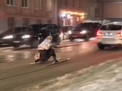 Розшукуваний військкоматом львів’янин катався на прив’язаних до авто лижах у костюмі бабусі