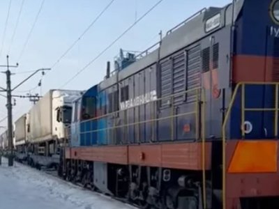 Заблоковані на кордоні з Польщею вантажівки почали вивозити поїздом