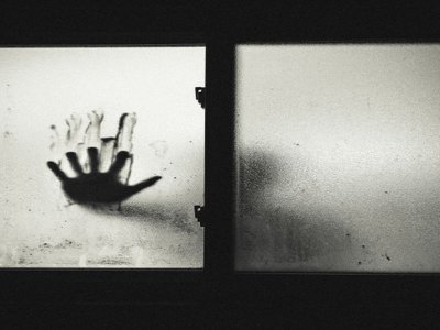 Гамселили ногами по голові і хіхікали: під Києвом дівчата жорстоко побили однокласницю