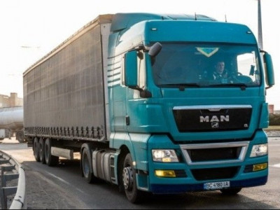 Укрзалізниця відправила партію з вантажівок через кордон