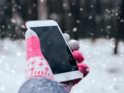 Чому телефон швидко розряджається на холоді, та як цього уникнути