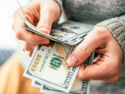 Візьміть 1000 доларів: жінка пропонувала хабар слідчій, аби та закрила очі на діяння