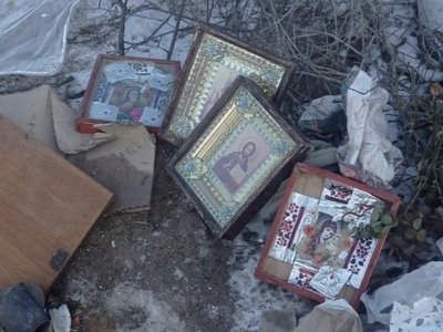 Невідомі викинули у смітник ікони