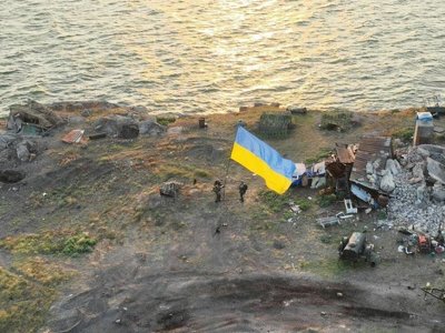Як ЗСУ обстрілювали росіян на Зміїному із «Ураганів» на баржі в морі (ВІДЕО)