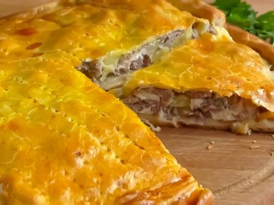 Смачний та дуже ситний пиріг з м’ясним фаршем, куркою та картоплею