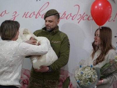 Зворушливі кадри: побратими полеглого воїна зустріли з пологового його сина