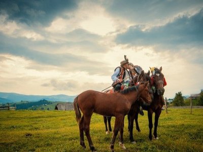 “Відкривай, мамко, ліску, веде син невістку”: як гуляли весілля y Карпатах
