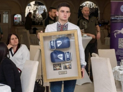 Боксерські рукавички Усика продали на аукціоні для збору коштів на ЗСУ