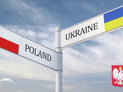 Висипають українське зерно: польські протестувальники зірвали замки з фур на кордоні (відео)