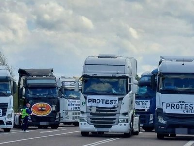 Насипають землю та шини на трасу: польські фермери знову блокують рух на кордоні