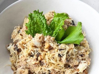 Салат з куркою та чорносливом
