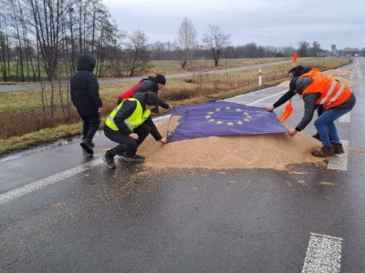 Польські фермери висипають зерно з українських фур - відео