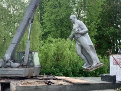 Бачиш памʼятник - вали: як в Україні просувається процес деколонізації