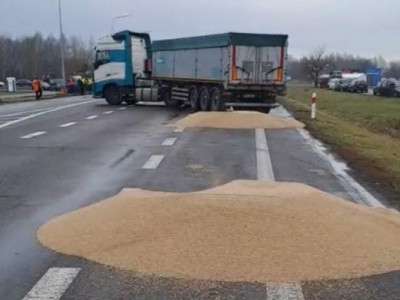 У Мережі обурені вчинком поляків, які висипали зерно з українських фур